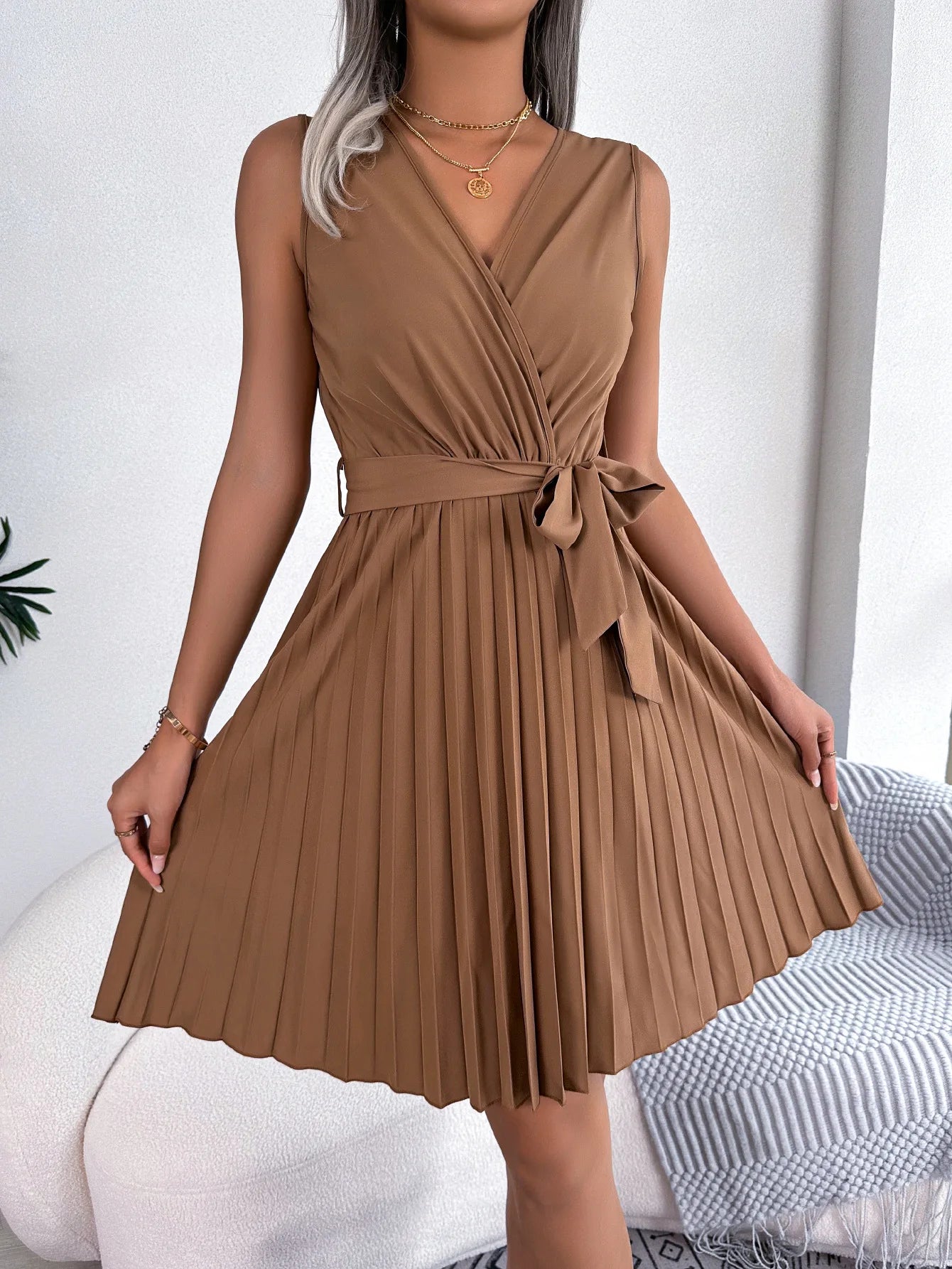 The latest fashion elegant simple solid color V-neck cross pleated lace-up casual travel holiday women dress