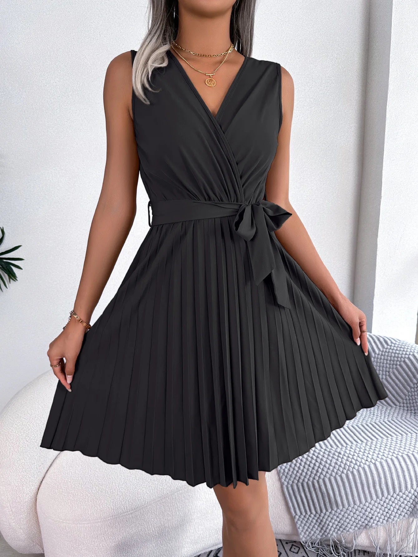 The latest fashion elegant simple solid color V-neck cross pleated lace-up casual travel holiday women dress